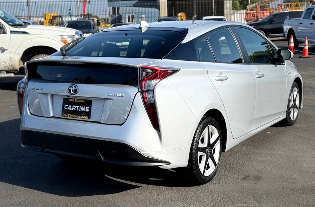 Toyota Prius Vehicle Full-screen Gallery Image 06