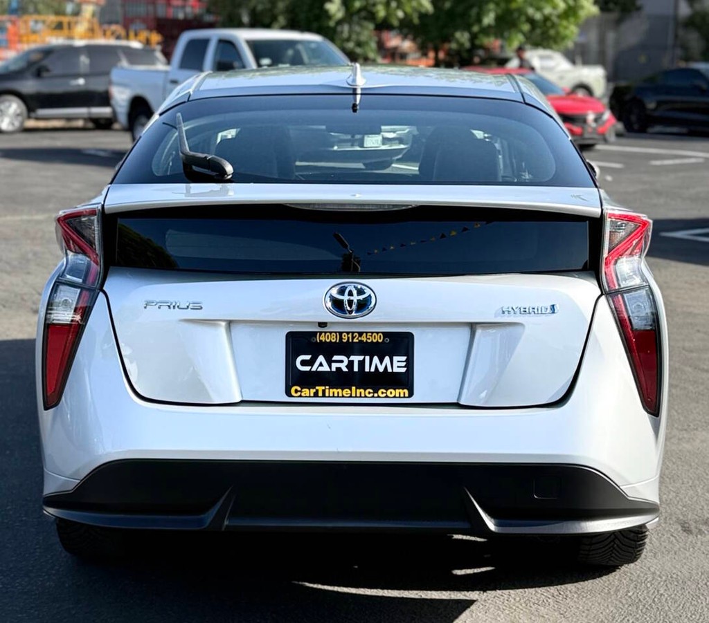 Toyota Prius Vehicle Full-screen Gallery Image 07