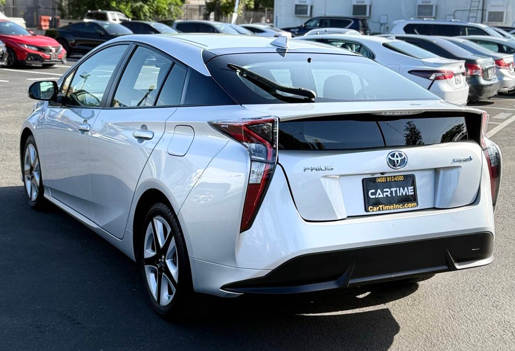 Toyota Prius Vehicle Full-screen Gallery Image 08