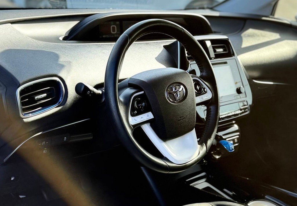 Toyota Prius Vehicle Full-screen Gallery Image 09
