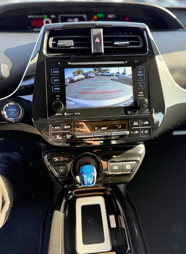 Toyota Prius Vehicle Full-screen Gallery Image 11