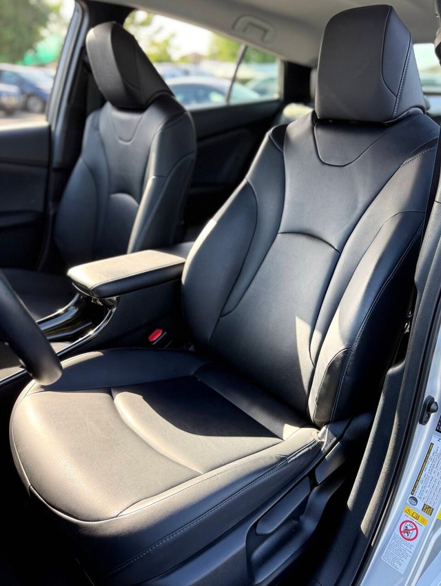 Toyota Prius Vehicle Full-screen Gallery Image 12