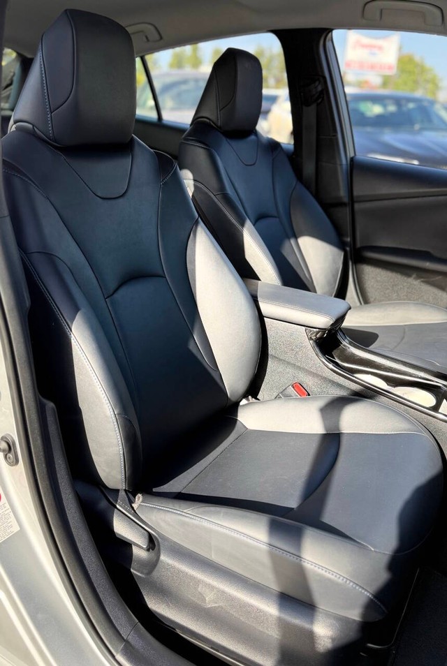 Toyota Prius Vehicle Full-screen Gallery Image 13