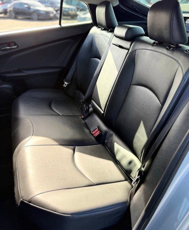 Toyota Prius Vehicle Full-screen Gallery Image 15