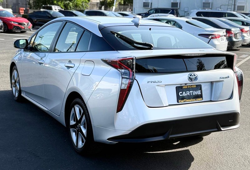 Toyota Prius Vehicle Full-screen Gallery Image 08