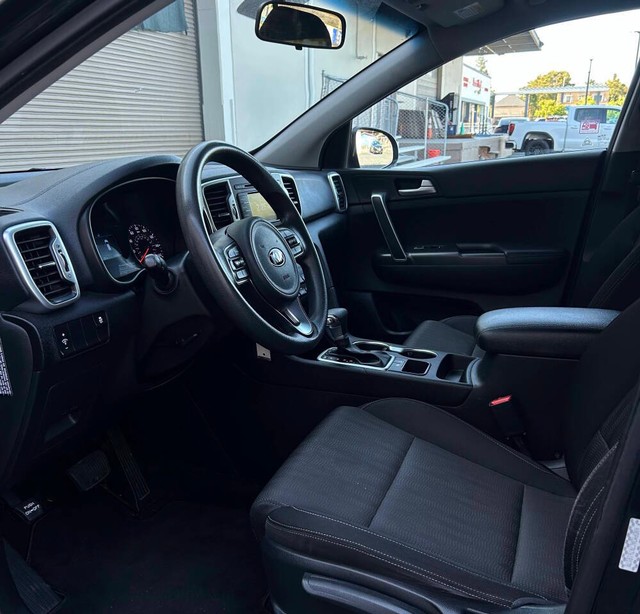 Kia Sportage Vehicle Full-screen Gallery Image 09