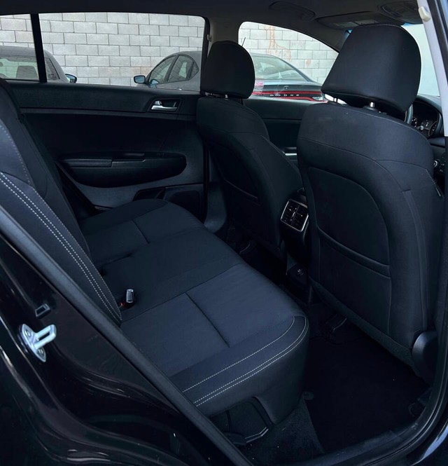 Kia Sportage Vehicle Full-screen Gallery Image 12