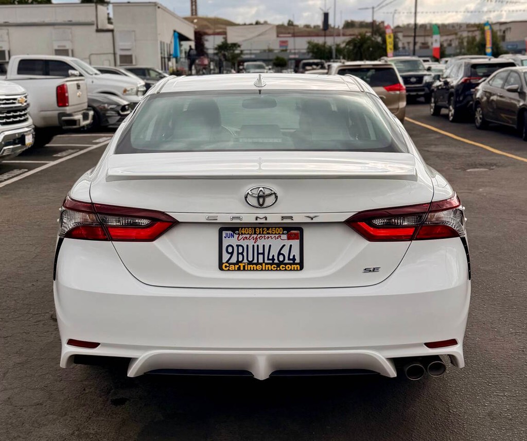 Toyota Camry Vehicle Full-screen Gallery Image 05