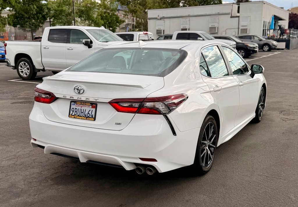 Toyota Camry Vehicle Full-screen Gallery Image 06