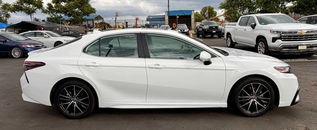 Toyota Camry Vehicle Full-screen Gallery Image 08