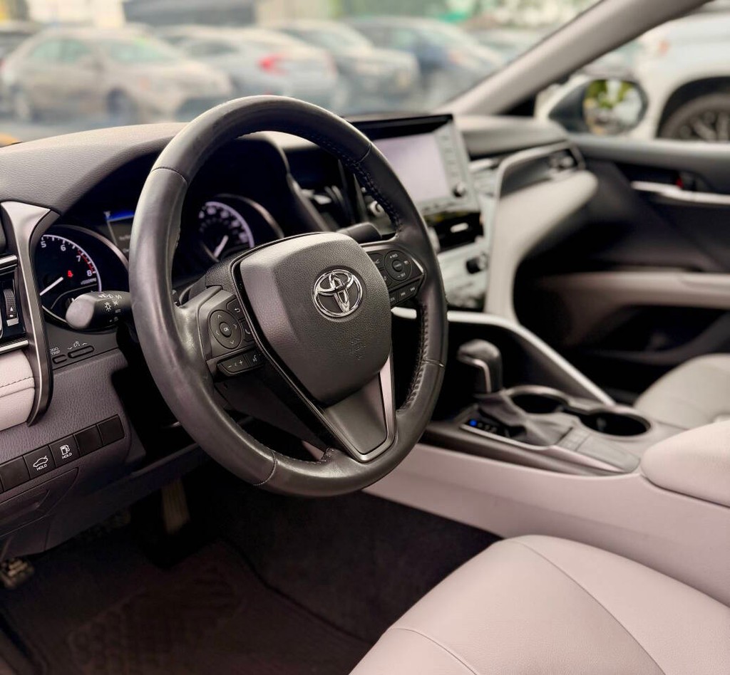 Toyota Camry Vehicle Full-screen Gallery Image 10