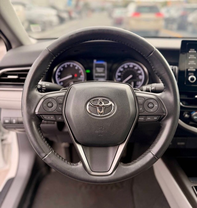 Toyota Camry Vehicle Full-screen Gallery Image 09