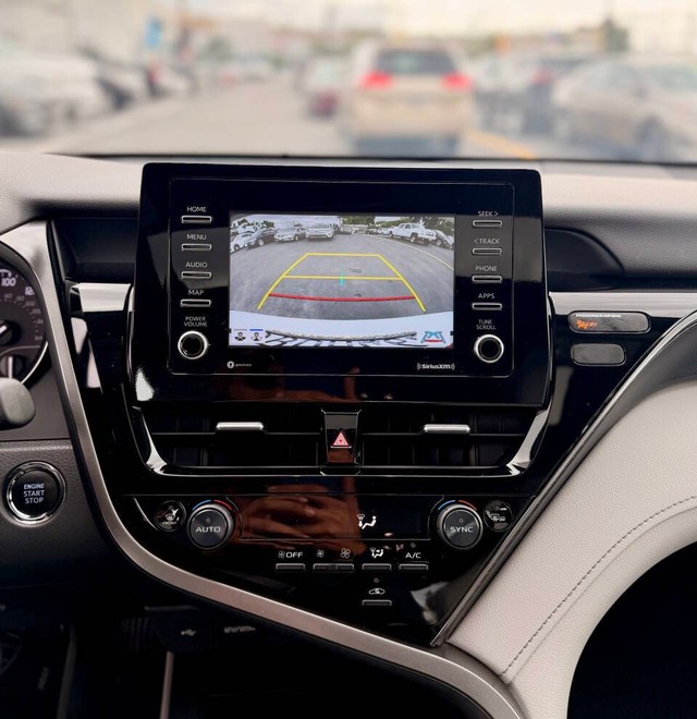 Toyota Camry Vehicle Full-screen Gallery Image 11