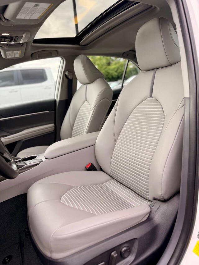 Toyota Camry Vehicle Full-screen Gallery Image 12