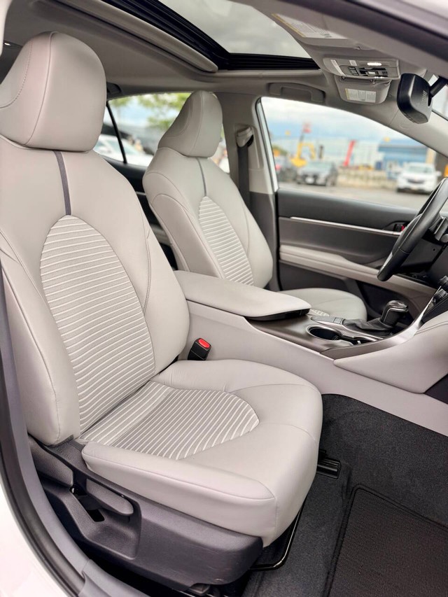 Toyota Camry Vehicle Full-screen Gallery Image 13