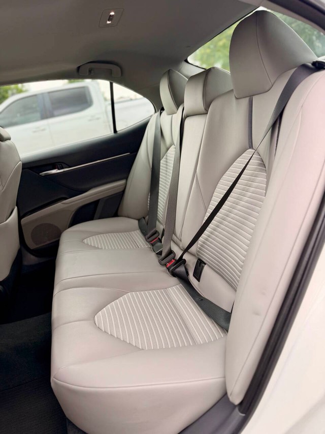 Toyota Camry Vehicle Full-screen Gallery Image 14