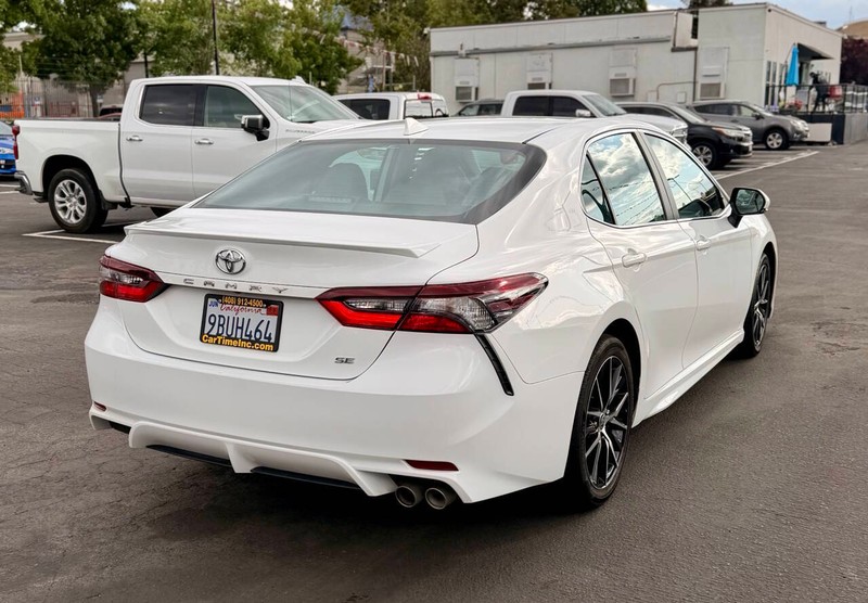 Toyota Camry Vehicle Full-screen Gallery Image 06