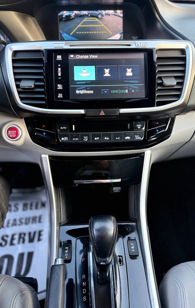 Honda Accord Sedan Vehicle Full-screen Gallery Image 10