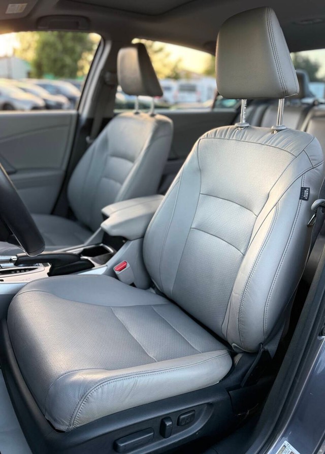 Honda Accord Sedan Vehicle Full-screen Gallery Image 11