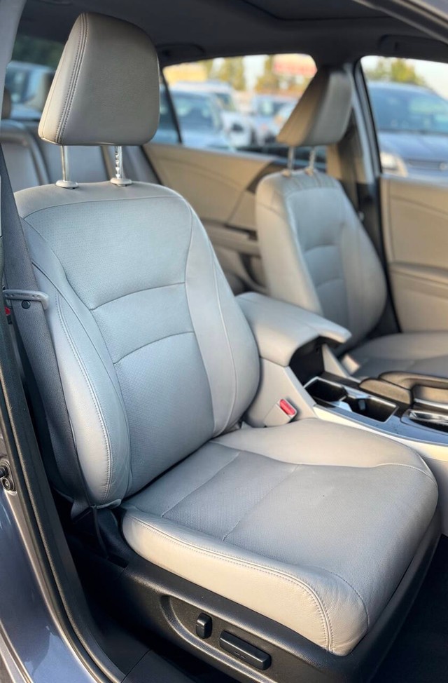 Honda Accord Sedan Vehicle Full-screen Gallery Image 12