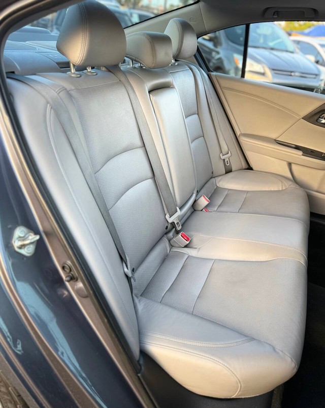 Honda Accord Sedan Vehicle Full-screen Gallery Image 13