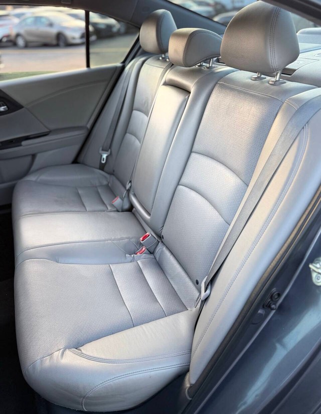 Honda Accord Sedan Vehicle Full-screen Gallery Image 14
