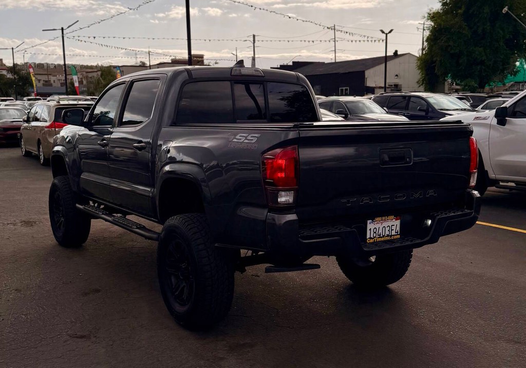 Toyota Tacoma 2WD Vehicle Full-screen Gallery Image 05