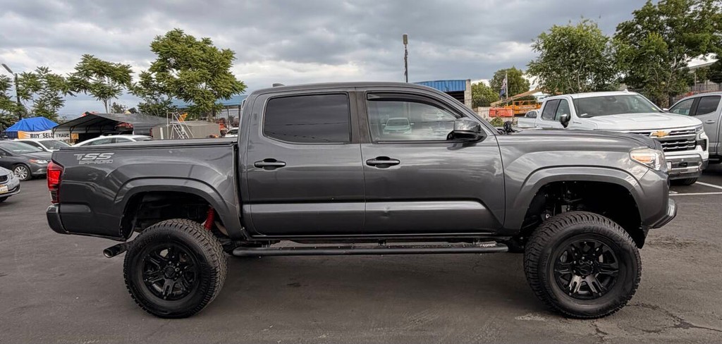 Toyota Tacoma 2WD Vehicle Full-screen Gallery Image 08