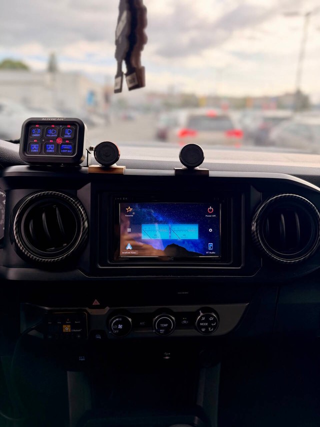 Toyota Tacoma 2WD Vehicle Full-screen Gallery Image 11