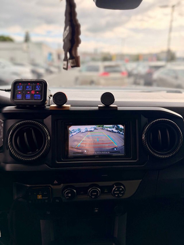 Toyota Tacoma 2WD Vehicle Full-screen Gallery Image 12