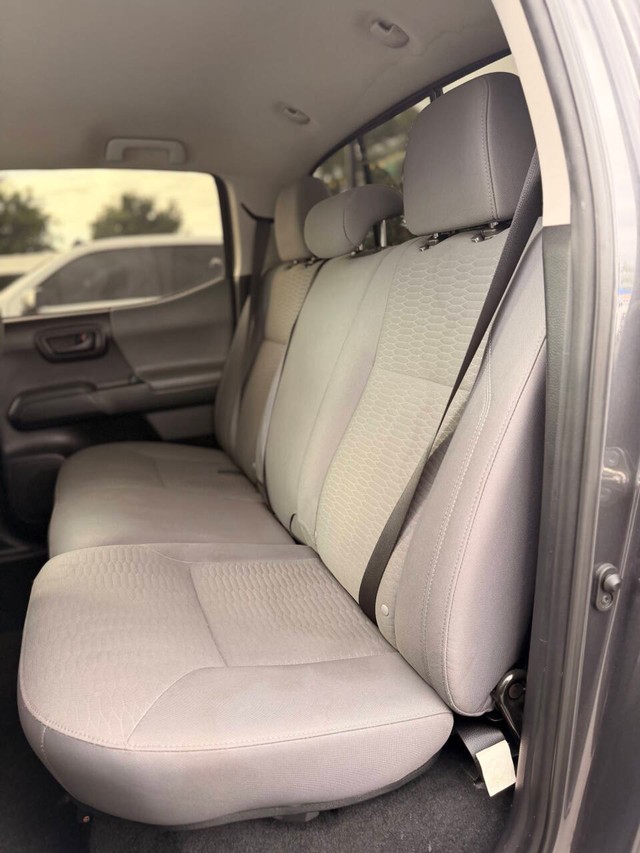 Toyota Tacoma 2WD Vehicle Full-screen Gallery Image 16