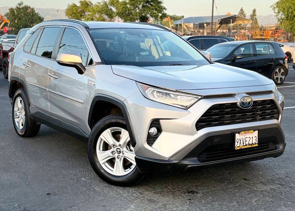 Toyota RAV4 Hybrid Vehicle Full-screen Gallery Image 02