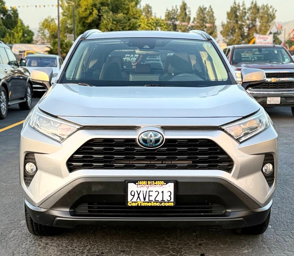 Toyota RAV4 Hybrid Vehicle Full-screen Gallery Image 03