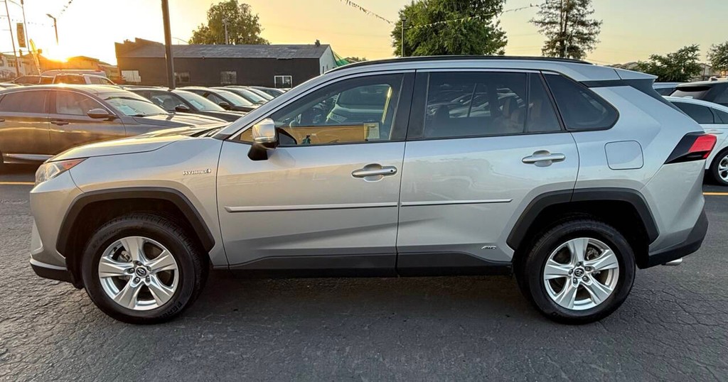 Toyota RAV4 Hybrid Vehicle Full-screen Gallery Image 04