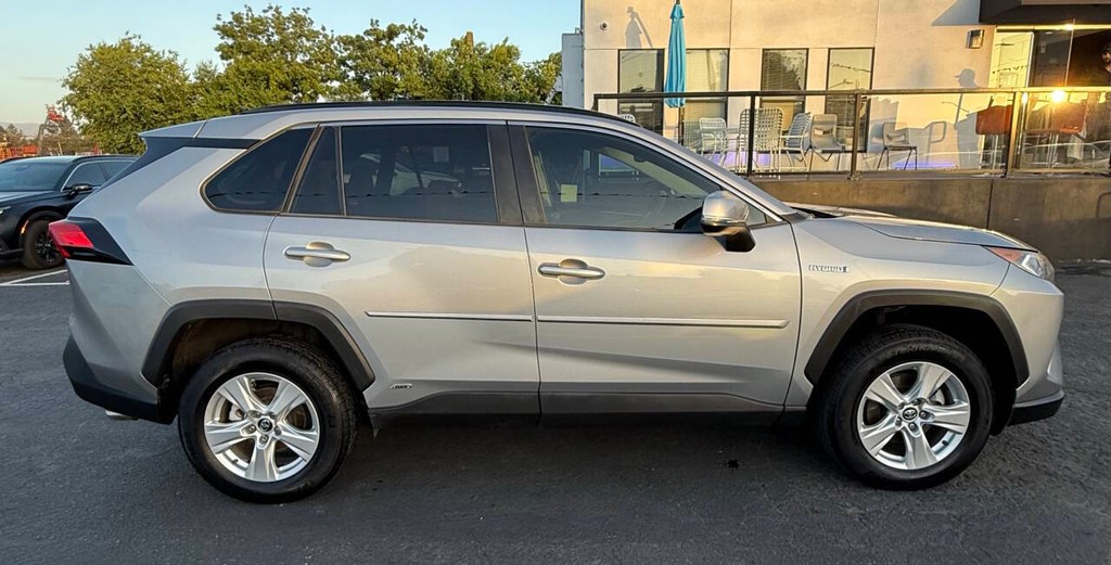 Toyota RAV4 Hybrid Vehicle Full-screen Gallery Image 05