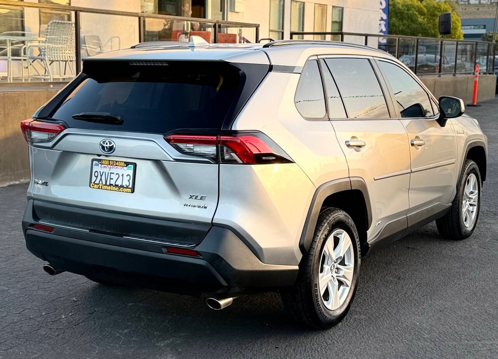 Toyota RAV4 Hybrid Vehicle Full-screen Gallery Image 06