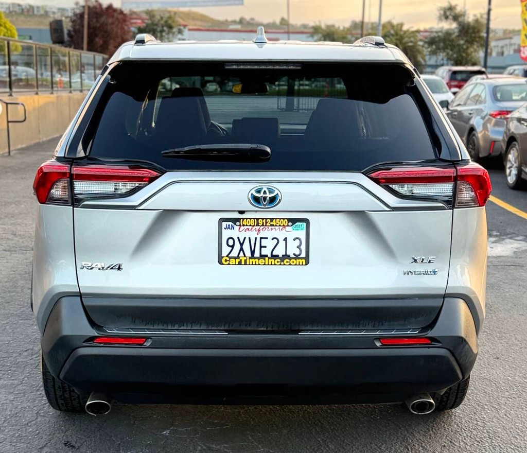 Toyota RAV4 Hybrid Vehicle Full-screen Gallery Image 08