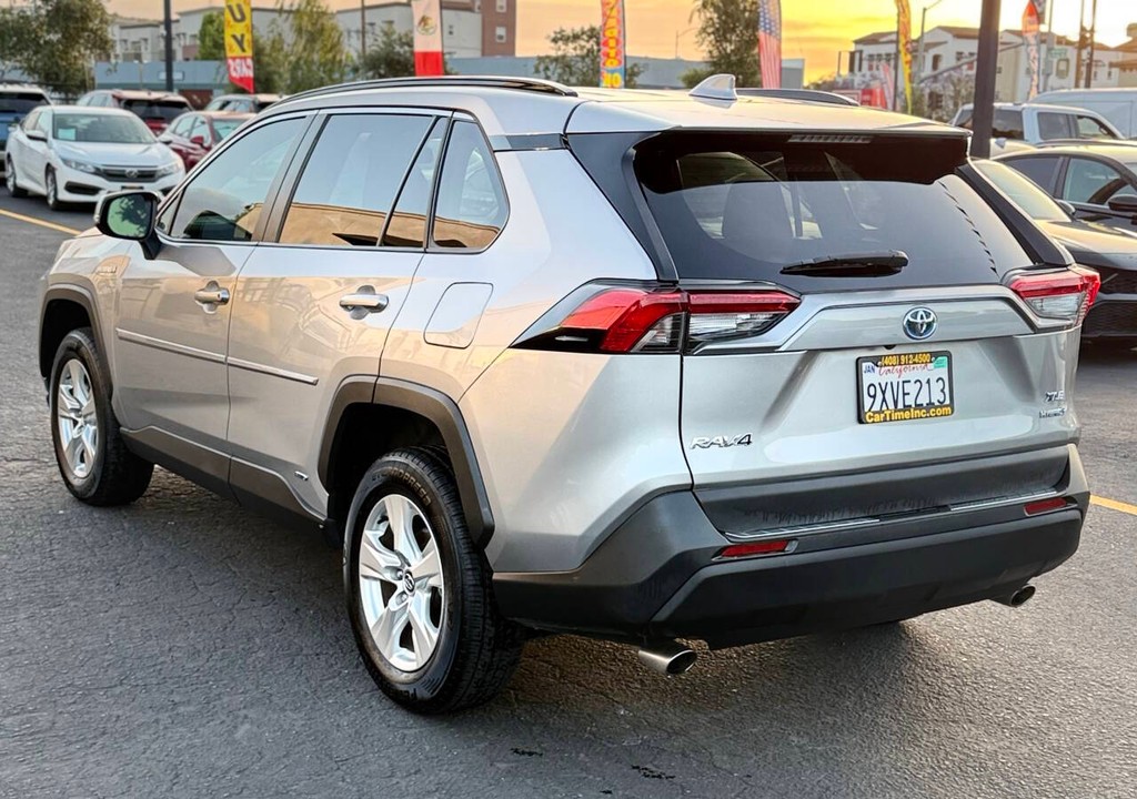 Toyota RAV4 Hybrid Vehicle Full-screen Gallery Image 09