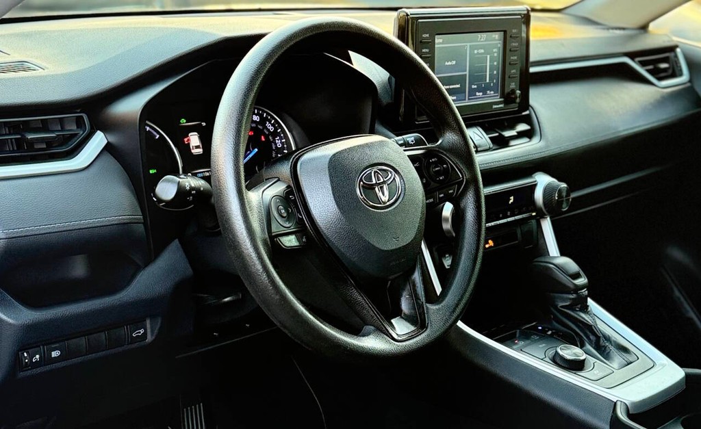 Toyota RAV4 Hybrid Vehicle Full-screen Gallery Image 10