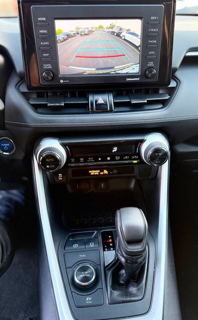 Toyota RAV4 Hybrid Vehicle Full-screen Gallery Image 11