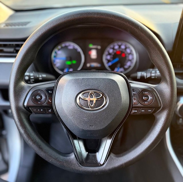 Toyota RAV4 Hybrid Vehicle Full-screen Gallery Image 12