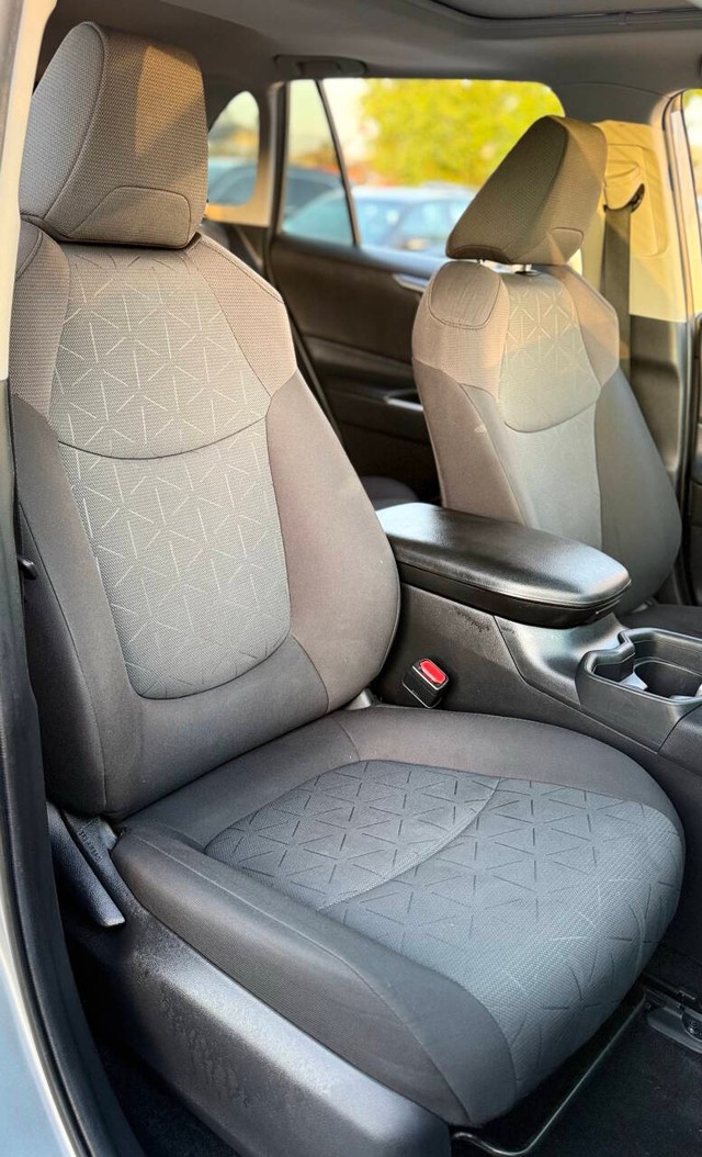 Toyota RAV4 Hybrid Vehicle Full-screen Gallery Image 13