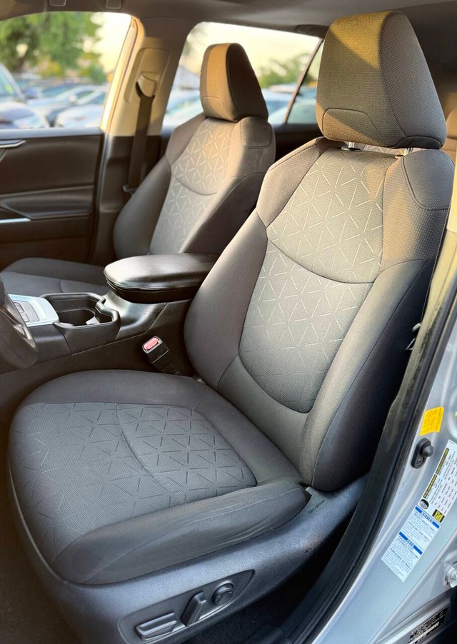 Toyota RAV4 Hybrid Vehicle Full-screen Gallery Image 14