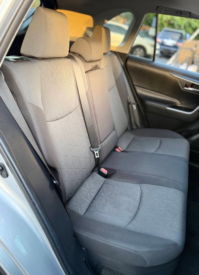 Toyota RAV4 Hybrid Vehicle Full-screen Gallery Image 15