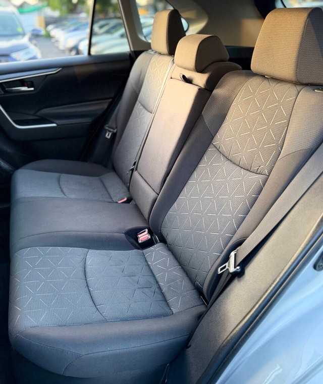 Toyota RAV4 Hybrid Vehicle Full-screen Gallery Image 17