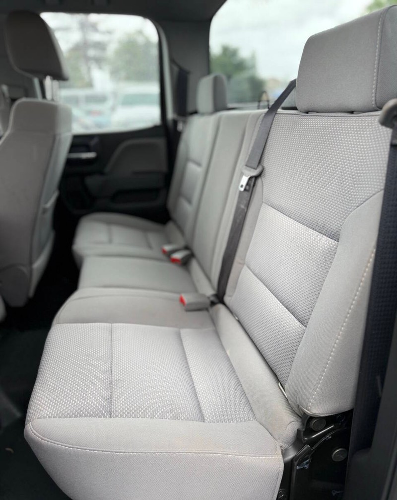 Chevrolet Silverado 2500HD Vehicle Full-screen Gallery Image 14