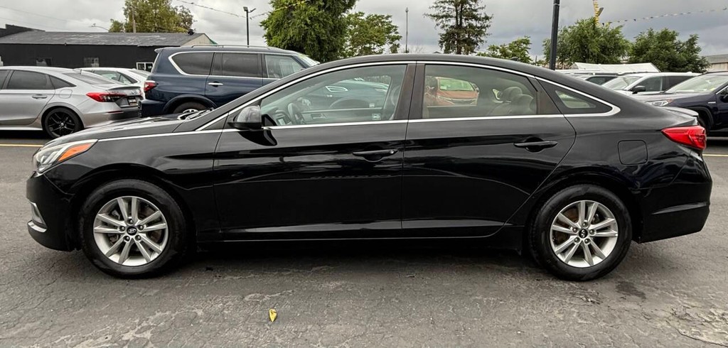 Hyundai Sonata Vehicle Full-screen Gallery Image 04