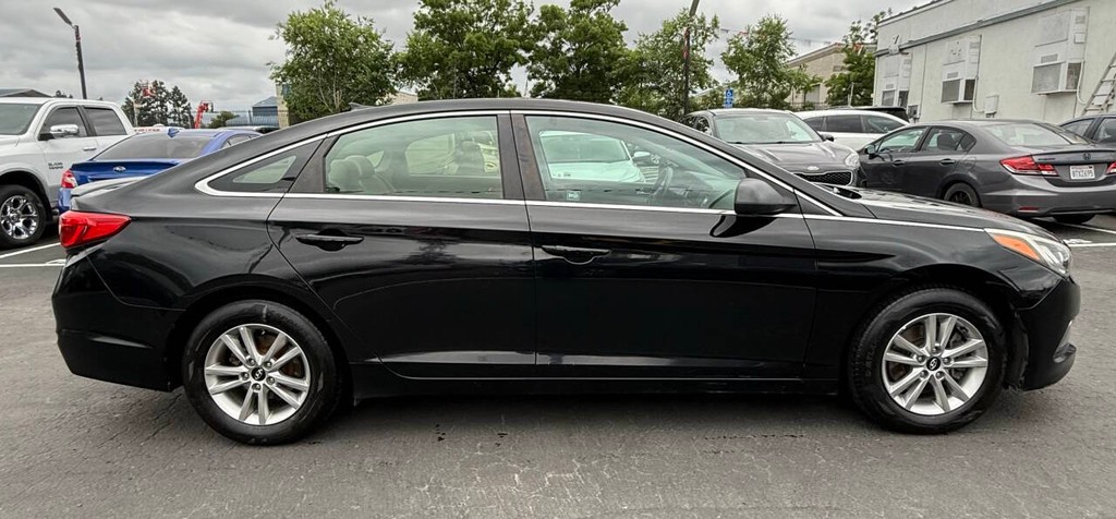 Hyundai Sonata Vehicle Full-screen Gallery Image 05