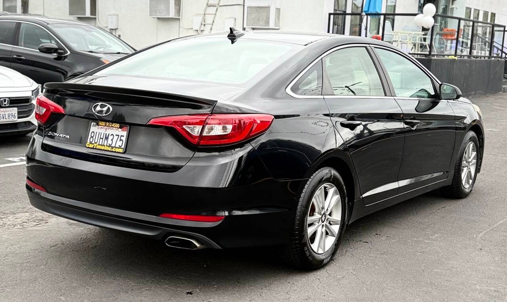Hyundai Sonata Vehicle Full-screen Gallery Image 06