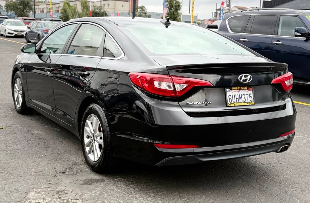 Hyundai Sonata Vehicle Full-screen Gallery Image 08